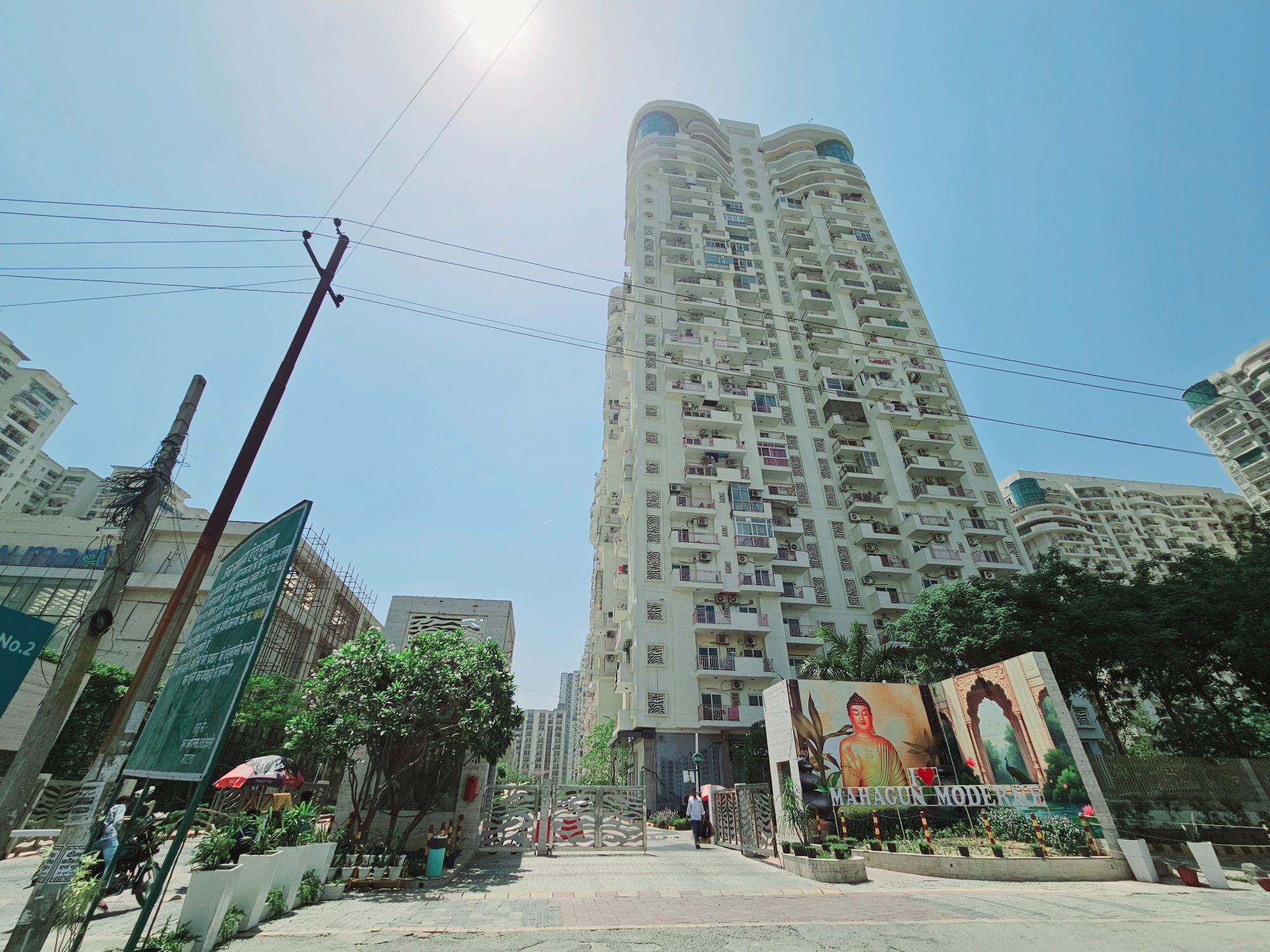 Mahagun Moderne, Sector 78 Noida
